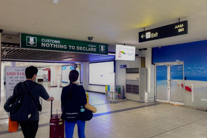 いざ出口へ、モルディブ時間のスタートです！