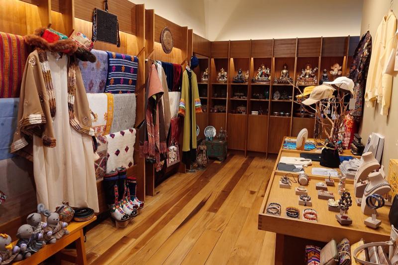 お土産物もあるブティック