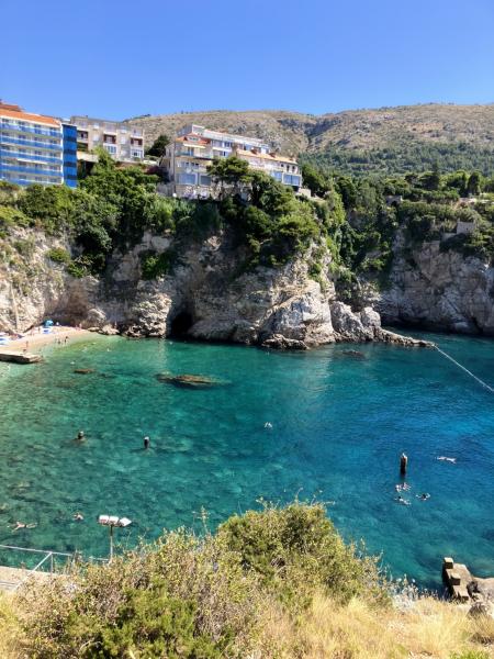  ホテル ベルビュー ドブロブニクの下にあるベルビュービーチ