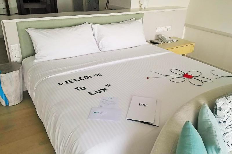 ベッドにはかわいらしいウェルカムメッセージ