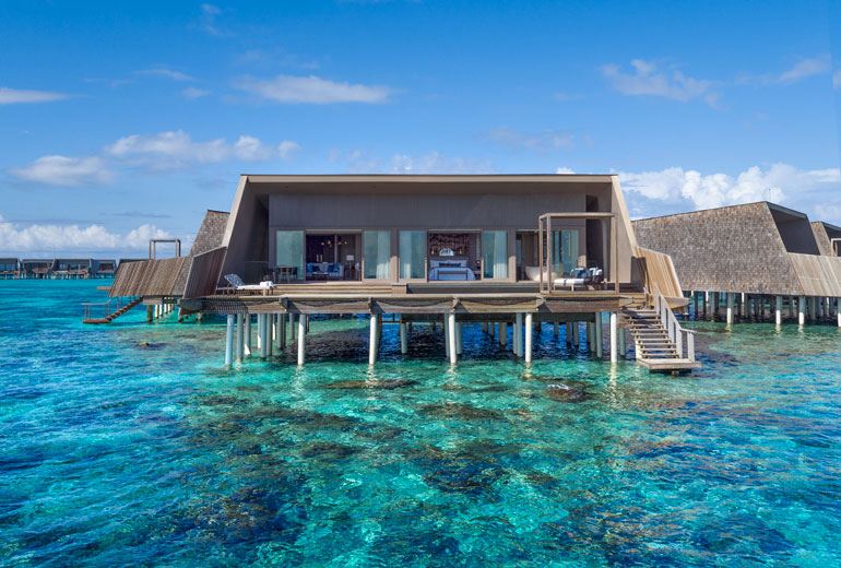 ③【セントレジス モルディブ ヴォンムリ リゾート】私が視察に行ったモルディブのリゾートの中で、特に洗練されているお部屋だなと感じたのが「セントレジス モルディブ ヴォンムリ リゾート（The St. Regis Maldives Vommuli Resort）」です。180㎡以上の広々としたお部屋は、窓も大きくどこにいてもオーシャンビューが望めます。また、お部屋選びの際、プール付きにするかどうか悩まれる方も多いかと思いますが、セントレジスは全室プール付き！ 海面に突き出たハンモックも付いています。お部屋でのプライベートな時間を充実させたい方におすすめです。  