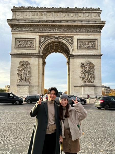 パリの凱旋門をバックに