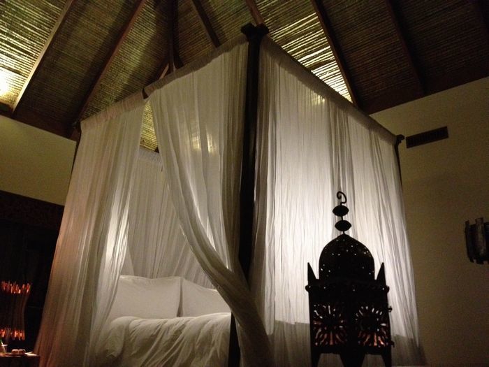 夜のベッドはロマンティック。手前のランプが幻想的なプラネタリウムを映し出します