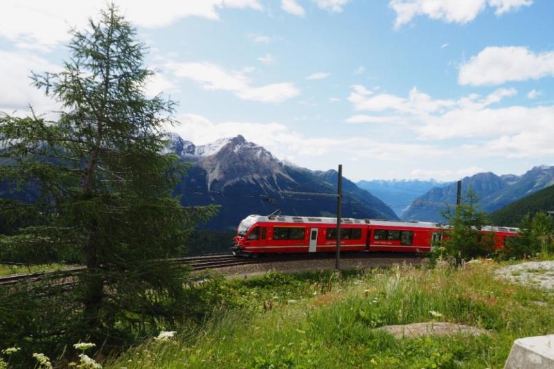 ベルニナ急行で途中下車。対抗列車を撮り鉄