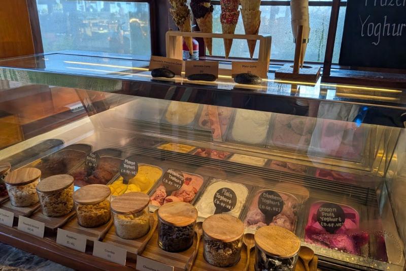 アイスのトッピングが何種類もあり、さらにはコーンにも数種類のフレーバーが！