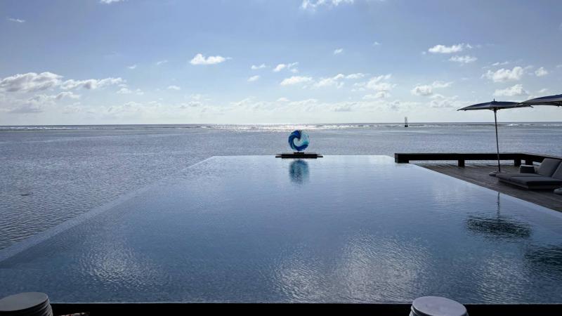 海との一体感が半端ないインフィニティプール