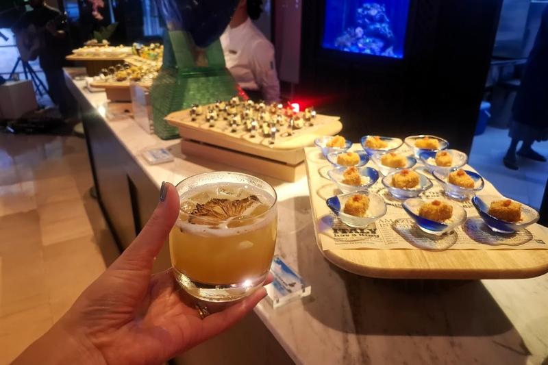 カクテルアワーの様子です。ゲストやスタッフの方々とおしゃべりを楽しみながら、和やかなひとときを過ごしました。