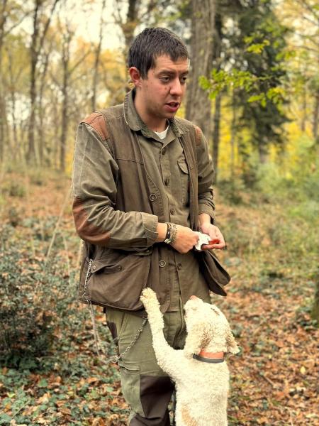 ハンターのお兄さんとわんちゃん