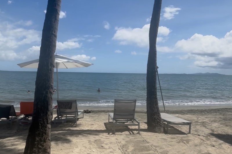 ビーチに出て海で泳ぐ人もちらほら