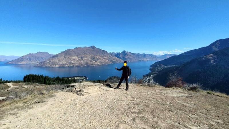 ミルフォードサウンドツアーで登山欲にかられて、翌日クイーンズタウン ヒルにハイキングに出かけた夫