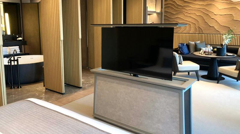 テレビもタブレット操作で収納されます