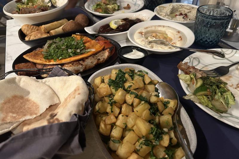 ファウンテンショーを見ながらコース料理！ 食べきれない！