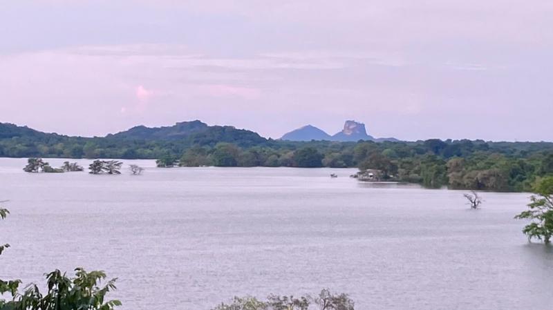 カンダラマ湖越しに見えるシギリヤロック