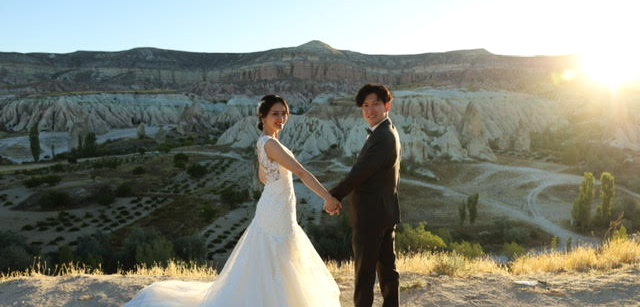 カッパドキアでウェディングフォト。朝日が昇ると同時にローズバレーを背景に撮影
