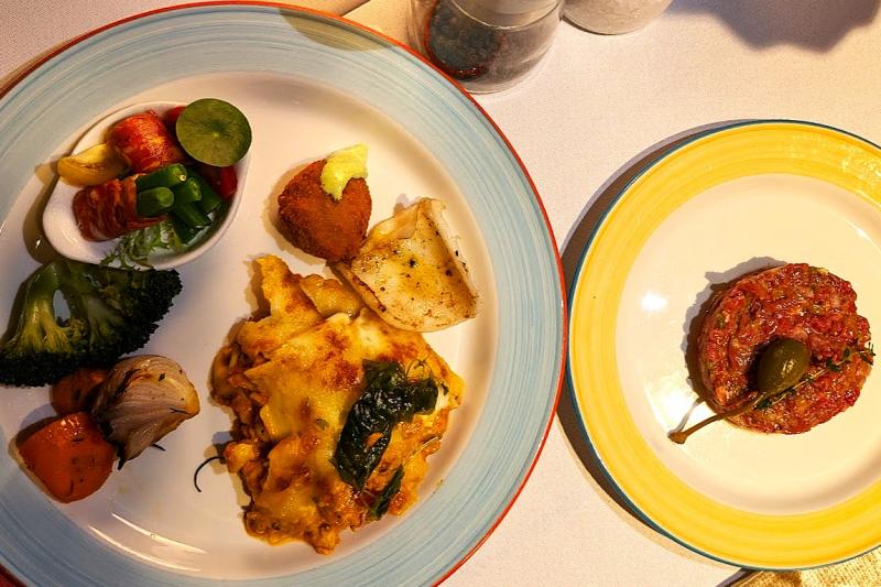 牛肉のタルタル（右）とラザニア（左）もおいしかったです