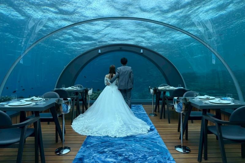 水中レストランにてドレスアップ。スタッフの方のご厚意で、誰もいない時間に撮ることができました