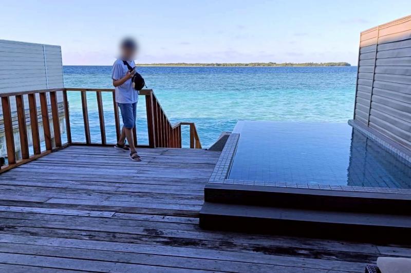 プール付きのバルコニー。写真の手前にテーブルとデッキチェアが置かれています