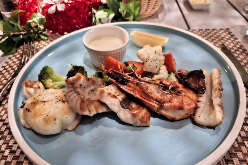 海鮮グリル焼き。海老がプリプリでボリューム満点