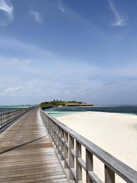姉妹リゾート（ザ レジデンス モルディブ アット ファルマフシ）につながるこの桟橋からの景色が、きれいすぎて忘れられません！