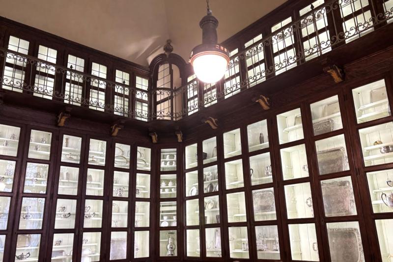 壁一面の展示がおしゃれなカフェ