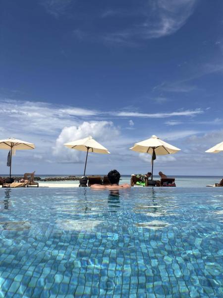 恋愛リアリティに出てきそうなプール！