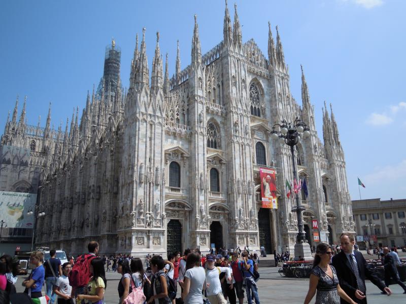【ドゥオーモ】ミラノのシンボル、大聖堂は、1386年の着工から400年以上の時を経て1813年に完成しました。ゴシック建築としては世界最大級の教会で、3500体もの彫刻があしらわれており、一体一体の細やかな造りには思わずため息がでます。