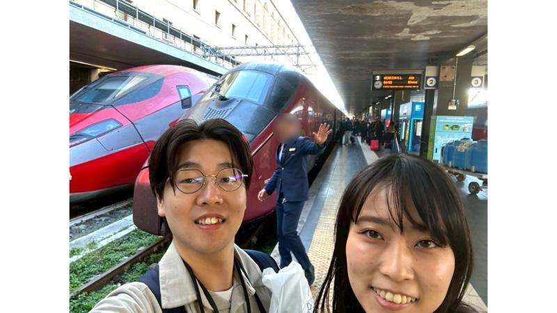 ベネチアサンタルチア駅でイタロ（高速列車）をバックに