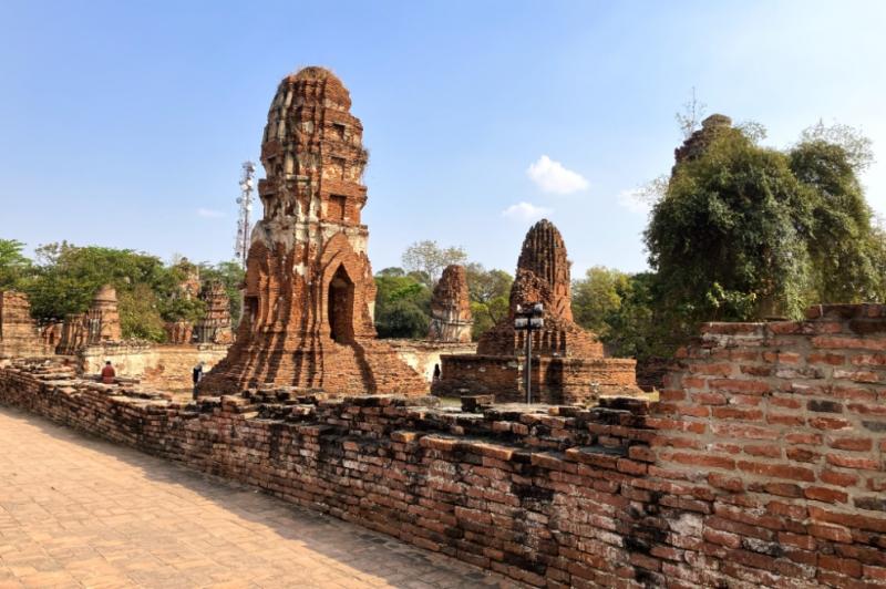 菩提樹の根に包まれた仏頭で有名な、ワット マハタートの敷地内（アユタヤ）