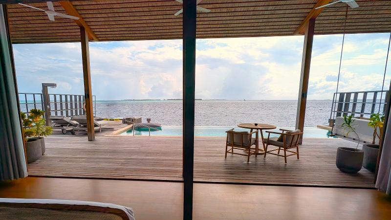 ベッド側から眺めたデッキとプール