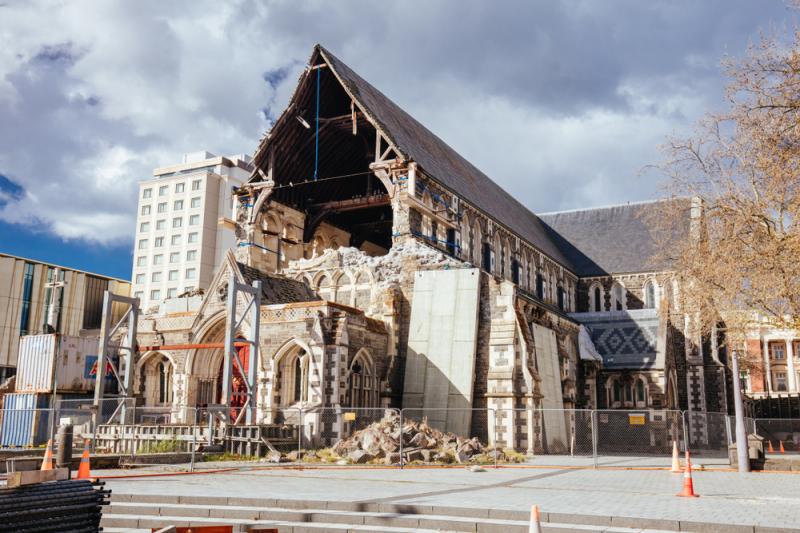 【クライストチャーチ大聖堂】そのブリティッシュさがギュッと凝縮された教会で、内部には、美しいステンドグラスや装飾品も。しかしながら、2011年の地震にてそのほとんどが倒壊してしまい、現在は修復中です。