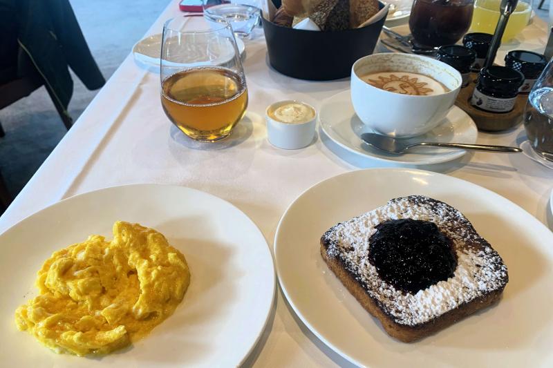 サンモリッツでの朝ごはん。フレンチトーストとスクランブルエッグ