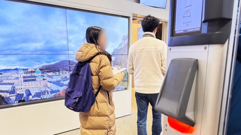 チケットをスキャンしてケーブルカー乗り場へ