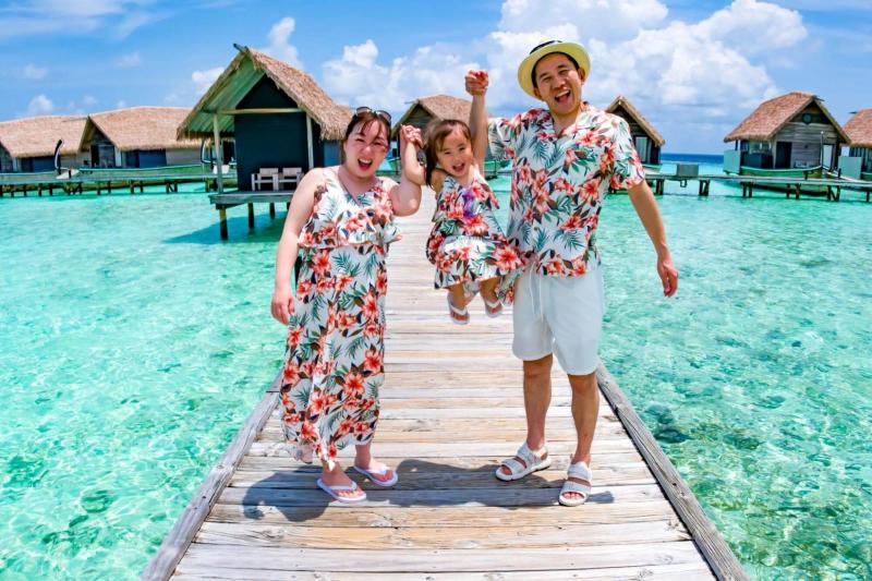 透き通る海の上で、3歳の娘も満面の笑顔！ 