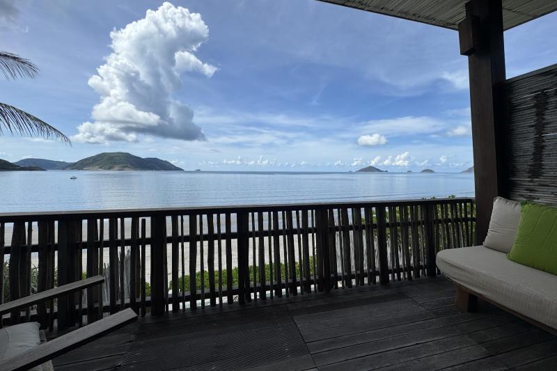 穏やかな海を眺めながらテラスでボーっと過ごすのも、最高にぜいたくですね！
