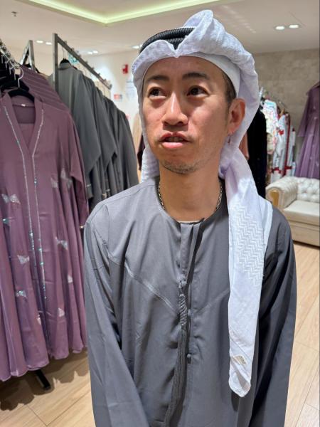 ドバイモールで着てみたドバイの衣装