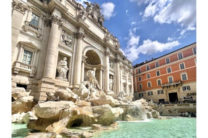 トレビの泉。水面が鮮やかな青色にキラキラと輝く様子と、真っ白な彫刻の対比が美しかったです