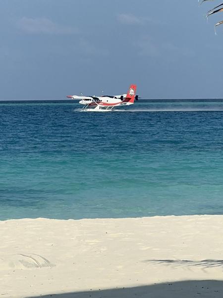 沖合に浮かぶ水上飛行機は、モルディブの日常風景