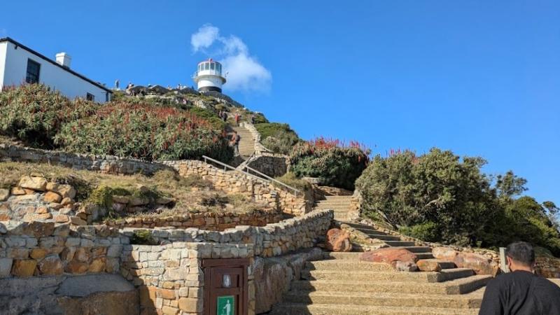 ケーブルカーで到着した先には、さらに階段が…