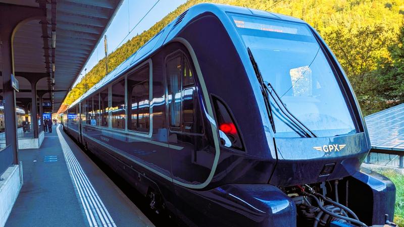 高級感のある黒を基調としたデザインのゴールデンパス エクスプレス