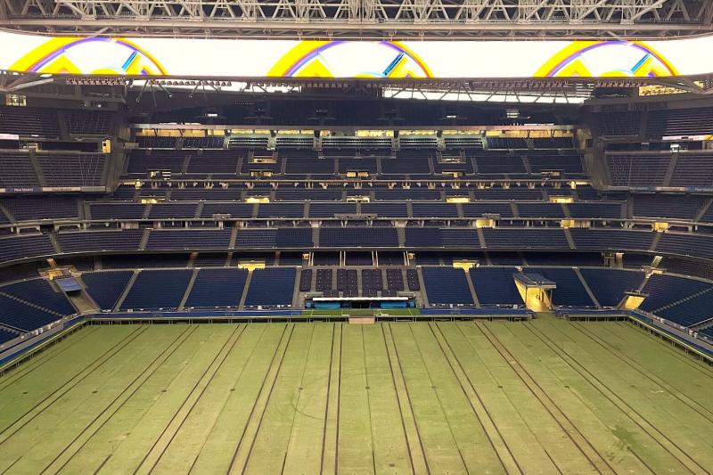 この改築は、サッカーのスケジュールを中断することなく行われたのだとか