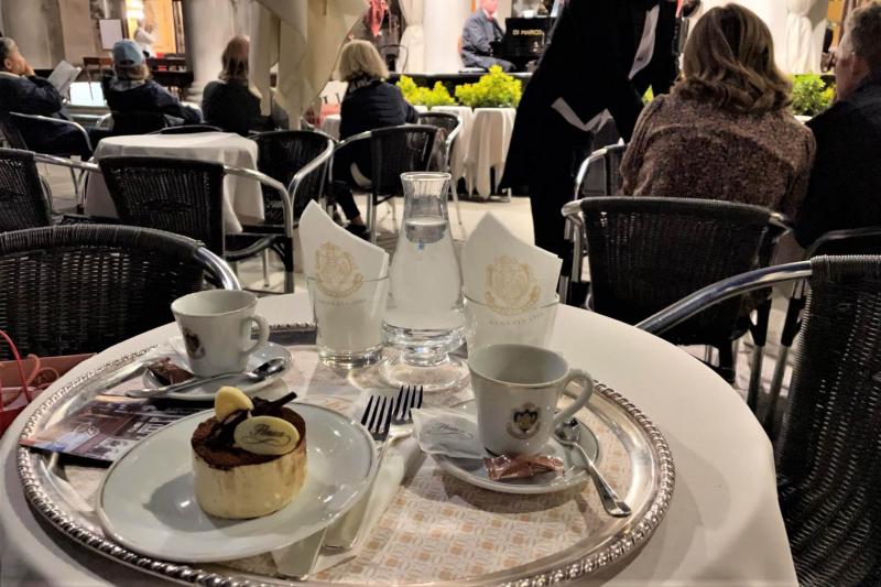 世界最古のカフェ、フローリアンで演奏を聴きながら優雅なお茶ができます