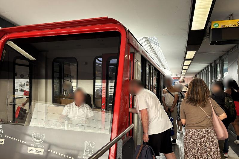 たくさんの観光客が乗り込んでいました