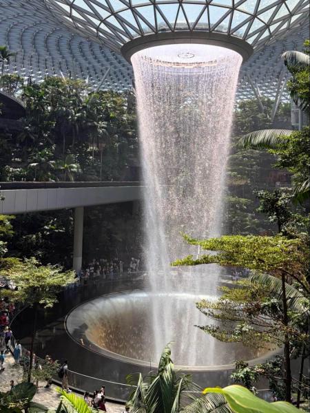 シンガポール空港直結の複合施設ジュエルにある滝