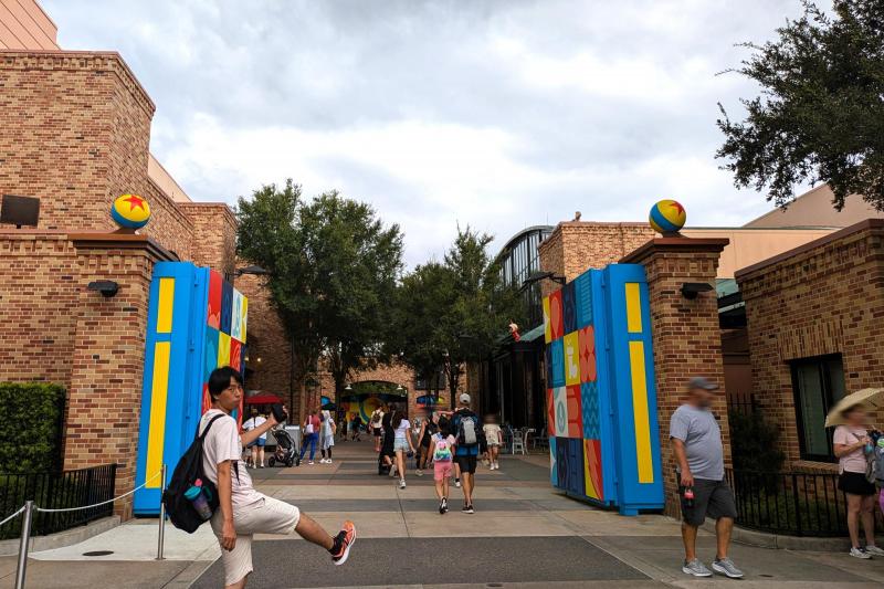 ディズニー・ハリウッド・スタジオのピクサーブースへ