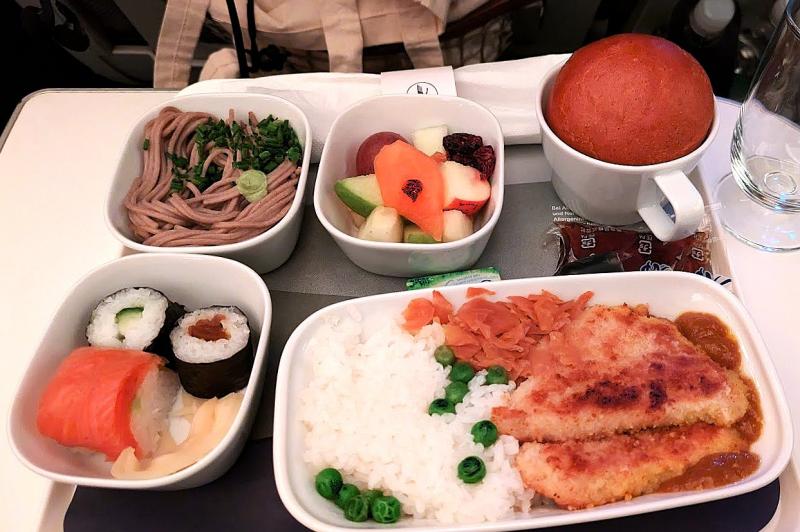 1回目の機内食。食器も陶器にグレードアップしています！