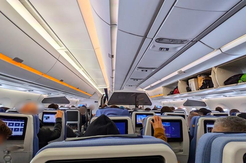 機内は外国の方を中心にほぼ満席でした