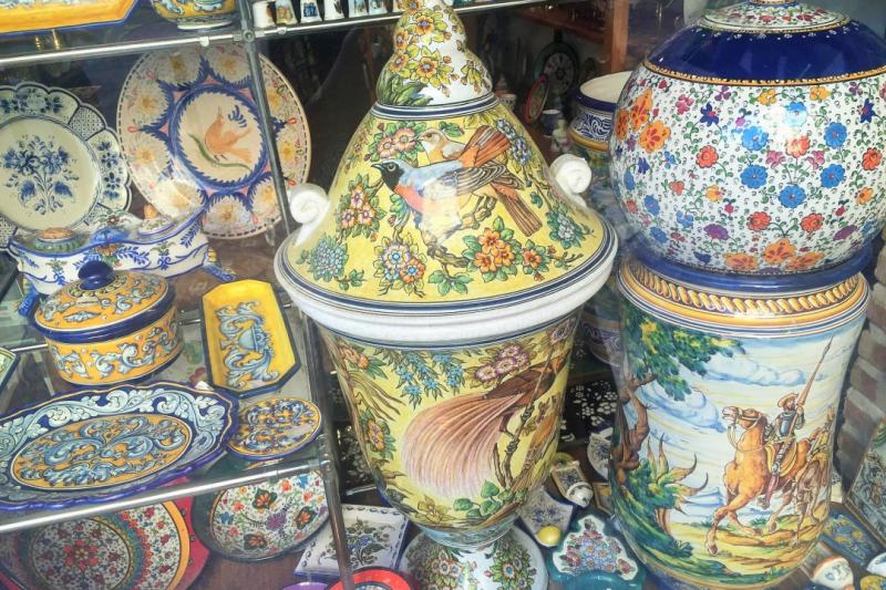トレドの旧市街には、お土産物のお店が立ち並んでいます。こちらはかわいらしい陶器、トレドの伝統的な工芸品です