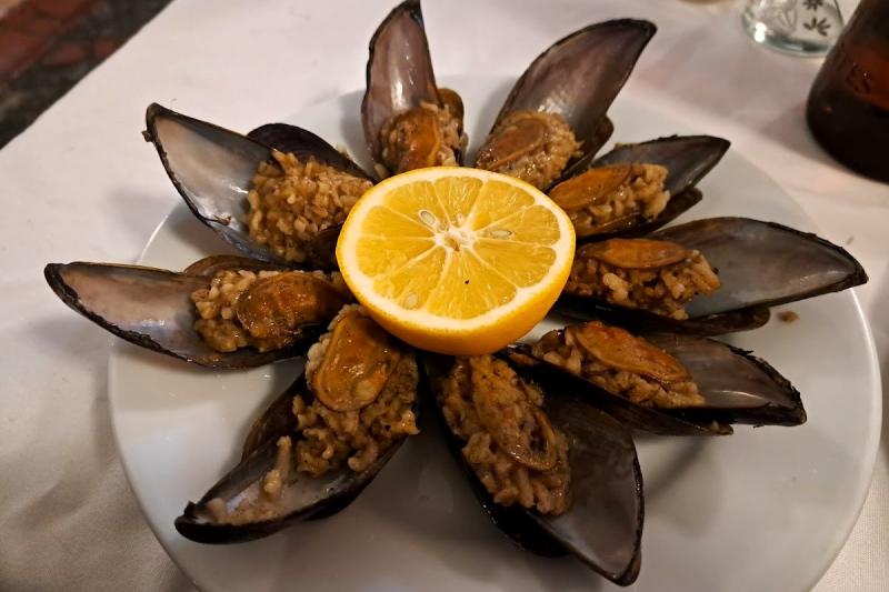 海辺の屋台でもよく売られているトルコ名物「ミディエ ドルマス」は、ムール貝を使ったお料理