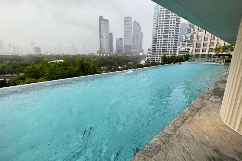 インフィニティープール。撮影時にちょうどスコールが降ってきました