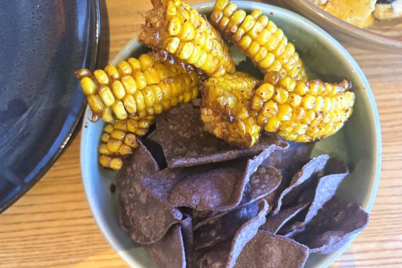 トウモロコシの季節です！ 添えているのはカリカリのトルティーヤ